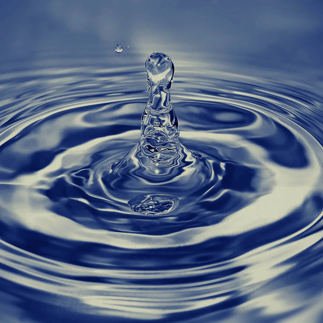 Una goccia che cade sull’acqua e genera onde concentriche
